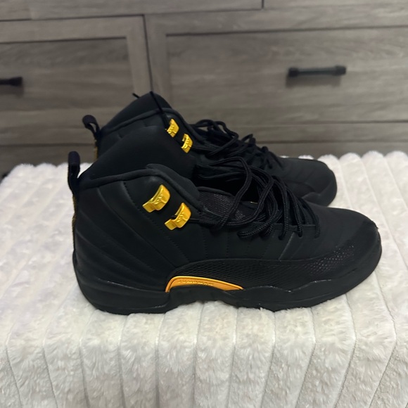 Women’s Jordan 12s Barely Wore. - Picture 3 of 4